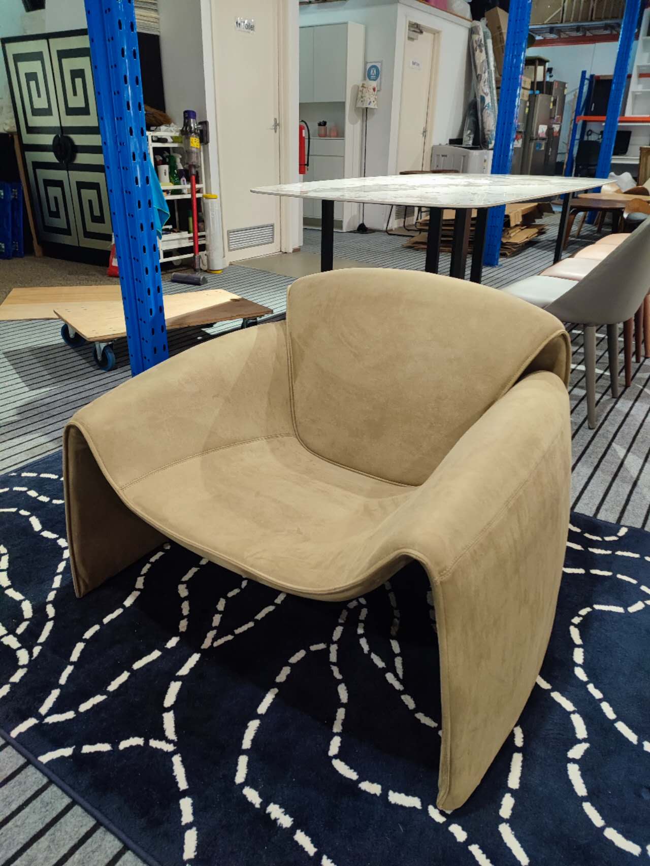 CRAB Designer Collection – Suede Velvet Crab-Shaped Lounge Chair (Single Seat)