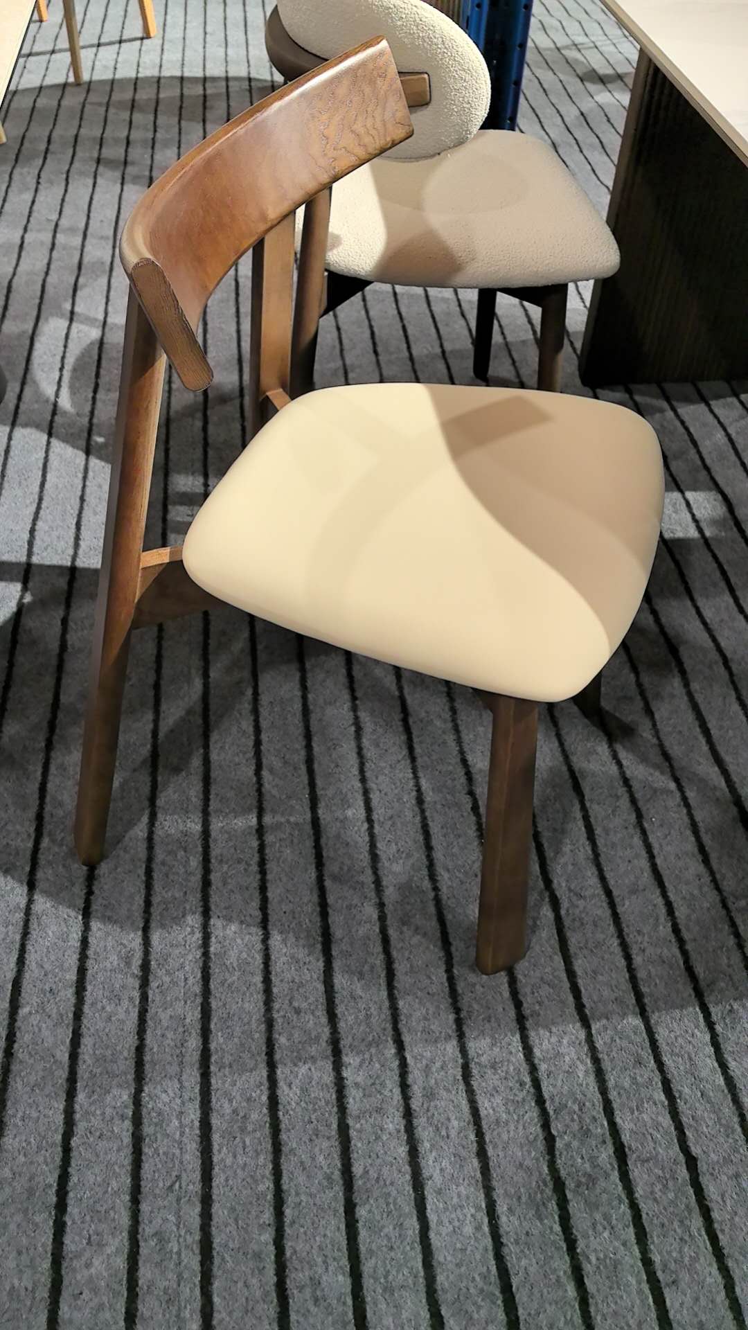 OSLO Oval Dining Table – White Sintered Stone Top & Walnut Solid Wood Base